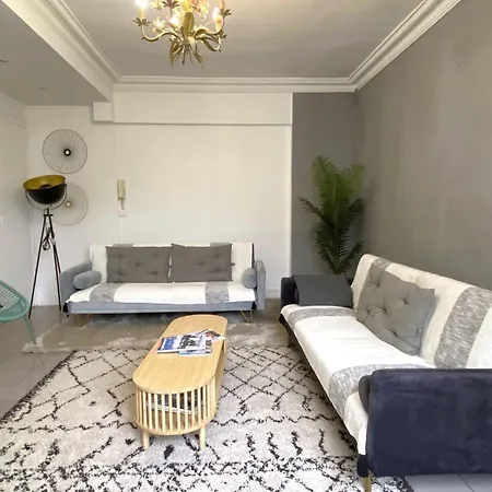 Des Champs Elysees Apartment *