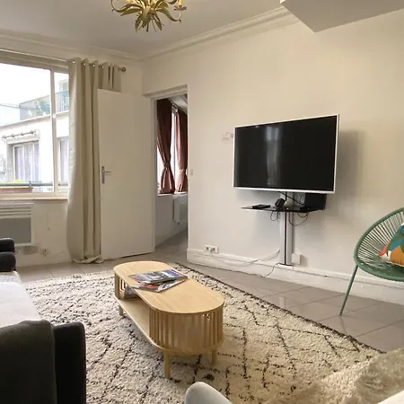 Des Champs Elysees Apartment